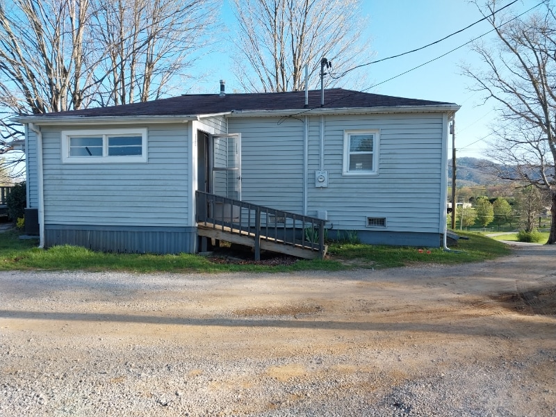 120 Alvin Bullen Rd in Wartburg, TN - Building Photo
