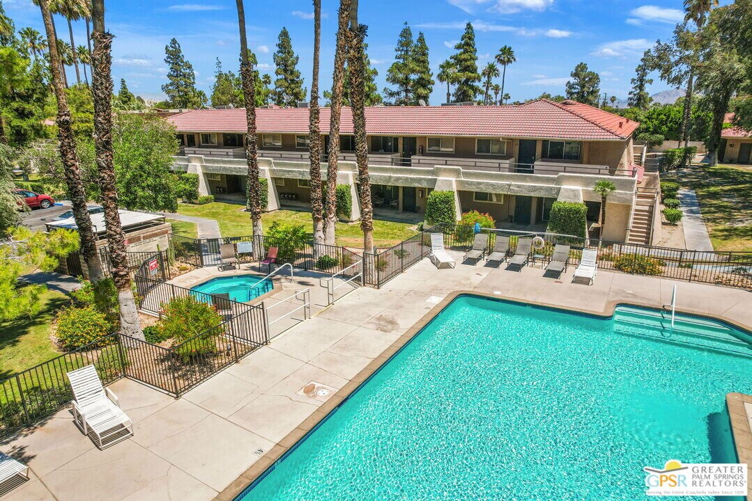 575 N Villa Ct in Palm Springs, CA - Building Photo