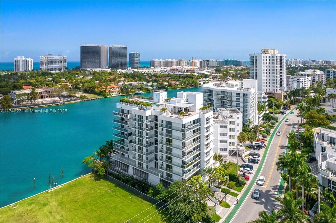 9901 E Bay Harbor Dr in Bay Harbor Islands, FL - Building Photo