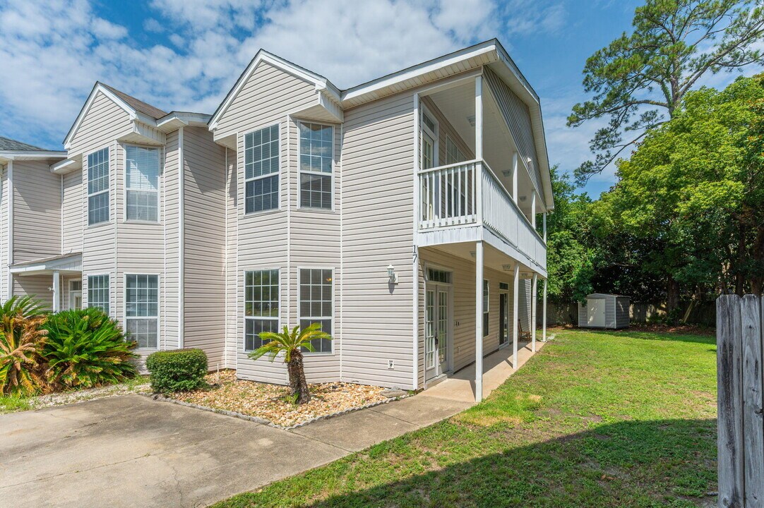 17 Chatelaine Cir SE in Fort Walton Beach, FL - Building Photo