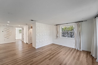 4526 S Lockwood Ridge Rd in Sarasota, FL - Building Photo - Building Photo