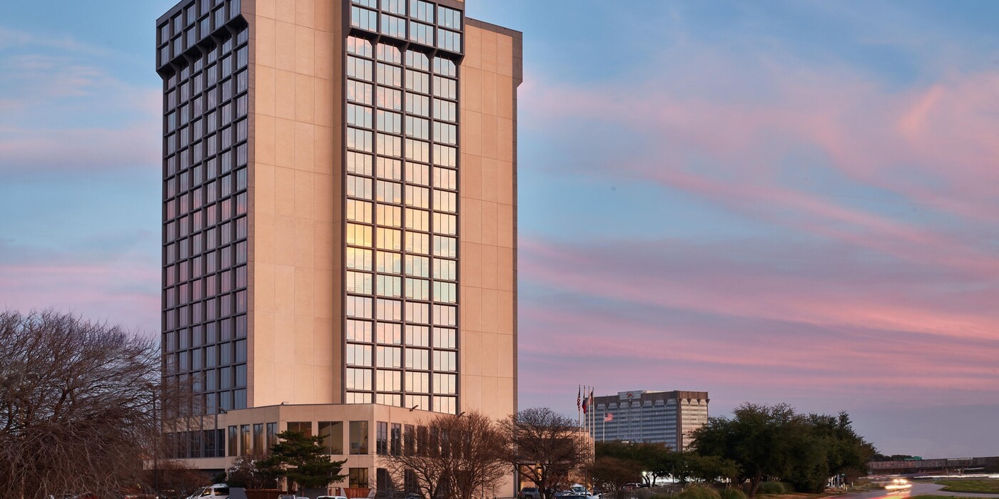 Crowne Plaza Dallas-Market Center in Dallas, TX - Building Photo