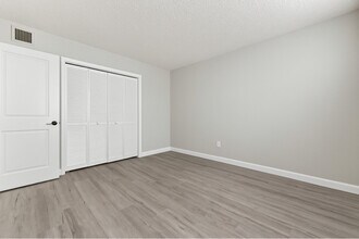 3910 Crystal Lake Dr in Pompano Beach, FL - Foto de edificio - Building Photo