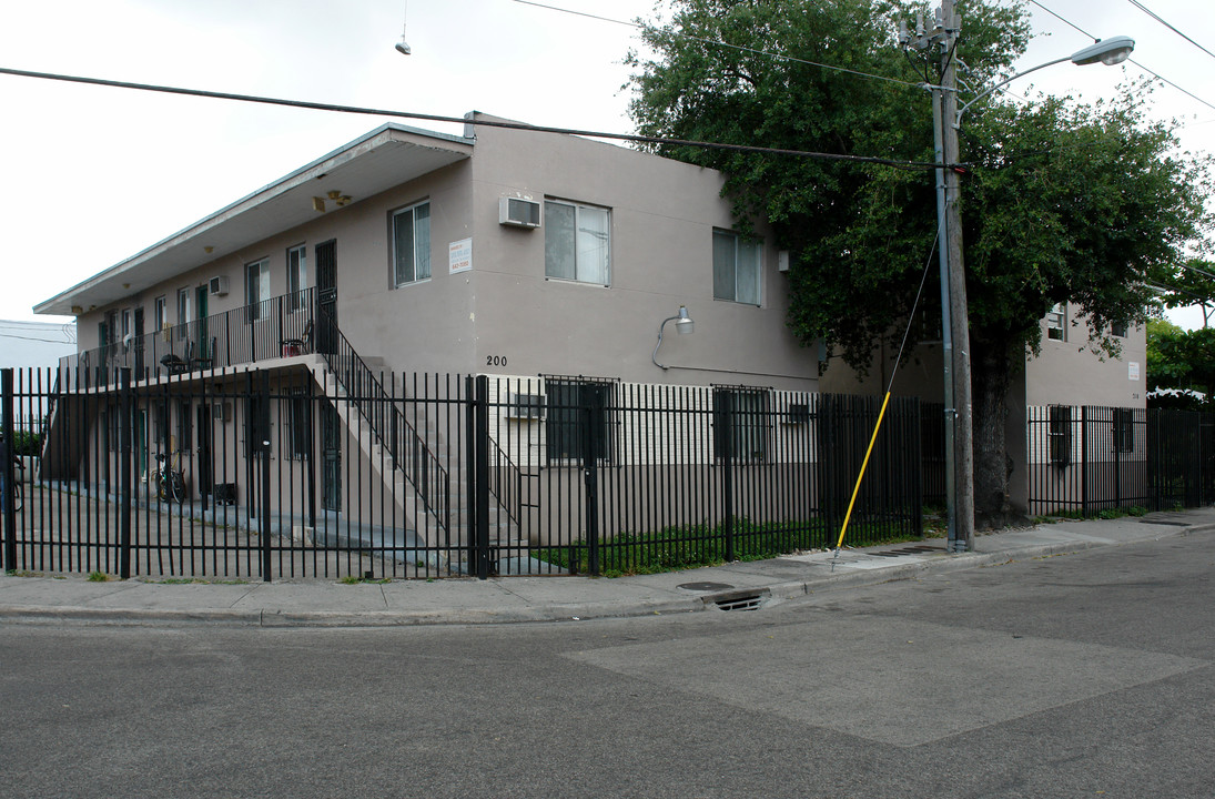 200-210 NW 17th St in Miami, FL - Foto de edificio