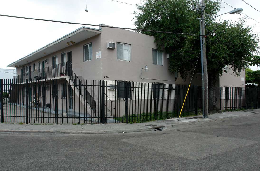 200-210 NW 17th St in Miami, FL - Building Photo