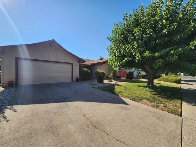 2912 Notre Dame Dr in Sacramento, CA - Building Photo - Building Photo