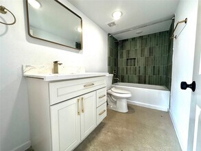 808 Oakhurst St in Houston, TX - Foto de edificio - Building Photo