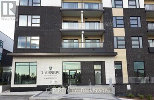 555 William Graham Dr in Aurora, ON - Building Photo