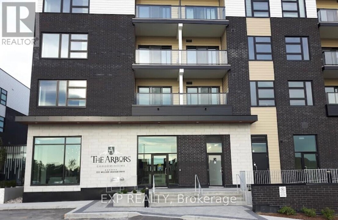 555 William Graham Dr in Aurora, ON - Building Photo