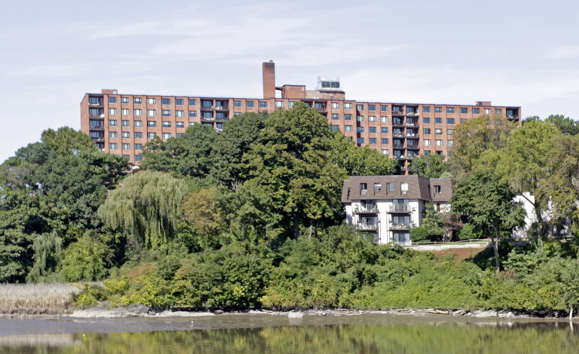 Scarborough Manor in Ossining, NY - Foto de edificio