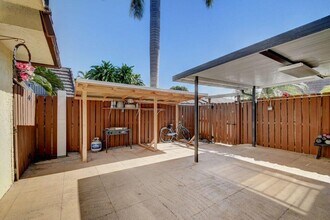 562 Springdale Cir in Palm Springs, FL - Building Photo - Building Photo