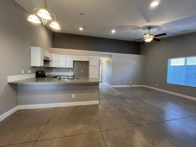 5326 Hillside133 in Wichita, KS - Building Photo - Building Photo