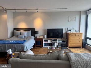 200 Locust St in Philadelphia, PA - Building Photo - Building Photo