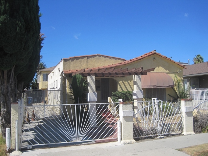 2437 S Burnside Ave in Los Angeles, CA - Foto de edificio