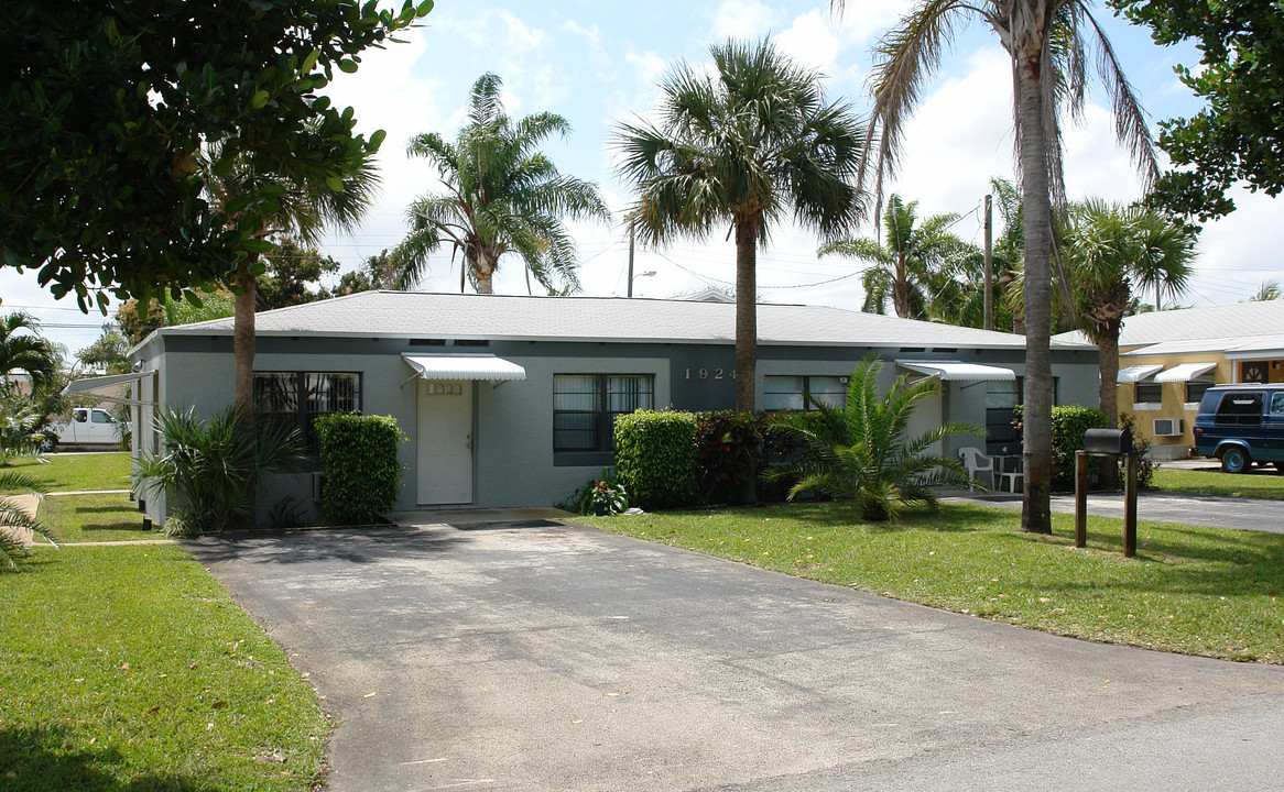 1924 Harding St in Hollywood, FL - Building Photo