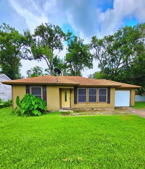 1008 Southampton Dr in Angleton, TX - Building Photo