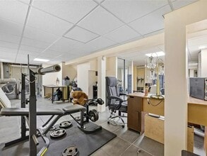 986 N 1st St in New Hyde Park, NY - Foto de edificio - Building Photo