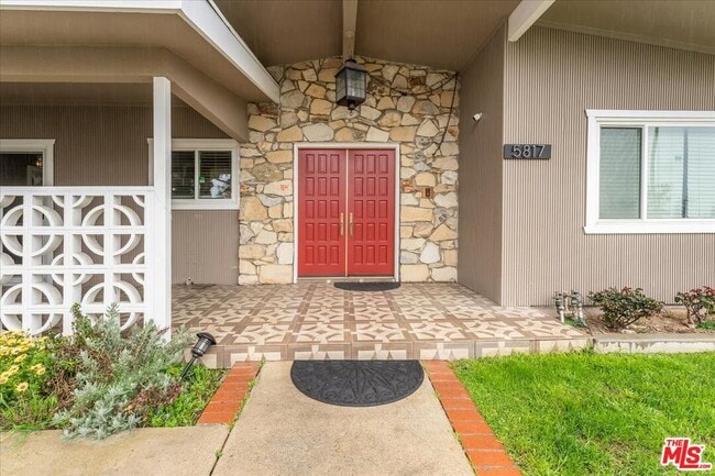 5817 Lockhurst Dr in Los Angeles, CA - Building Photo - Building Photo