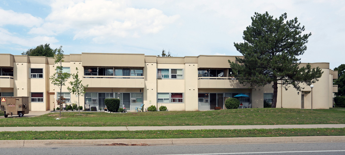 Kensworth Acres in St Catharines, ON - Building Photo