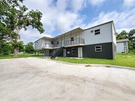 2004 Wesley St in Greenville, TX - Building Photo