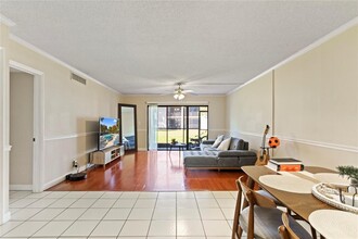 16211 Saddle Club Rd, Unit 102 in Weston, FL - Foto de edificio - Building Photo