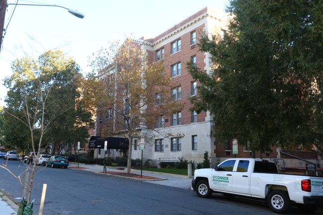 3525 Davenport St NW in Washington, DC - Building Photo - Building Photo