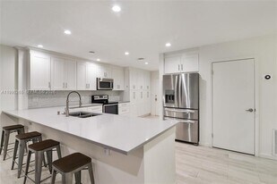 307 Bonnie Brae Way in Hollywood, FL - Building Photo