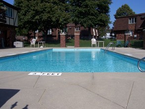 Sunset Court Apartments in Hamburg, NY - Foto de edificio - Building Photo