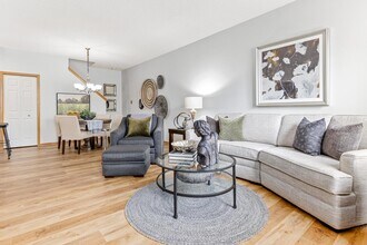 1994 Bluestem Ln in St. Paul, MN - Foto de edificio - Building Photo