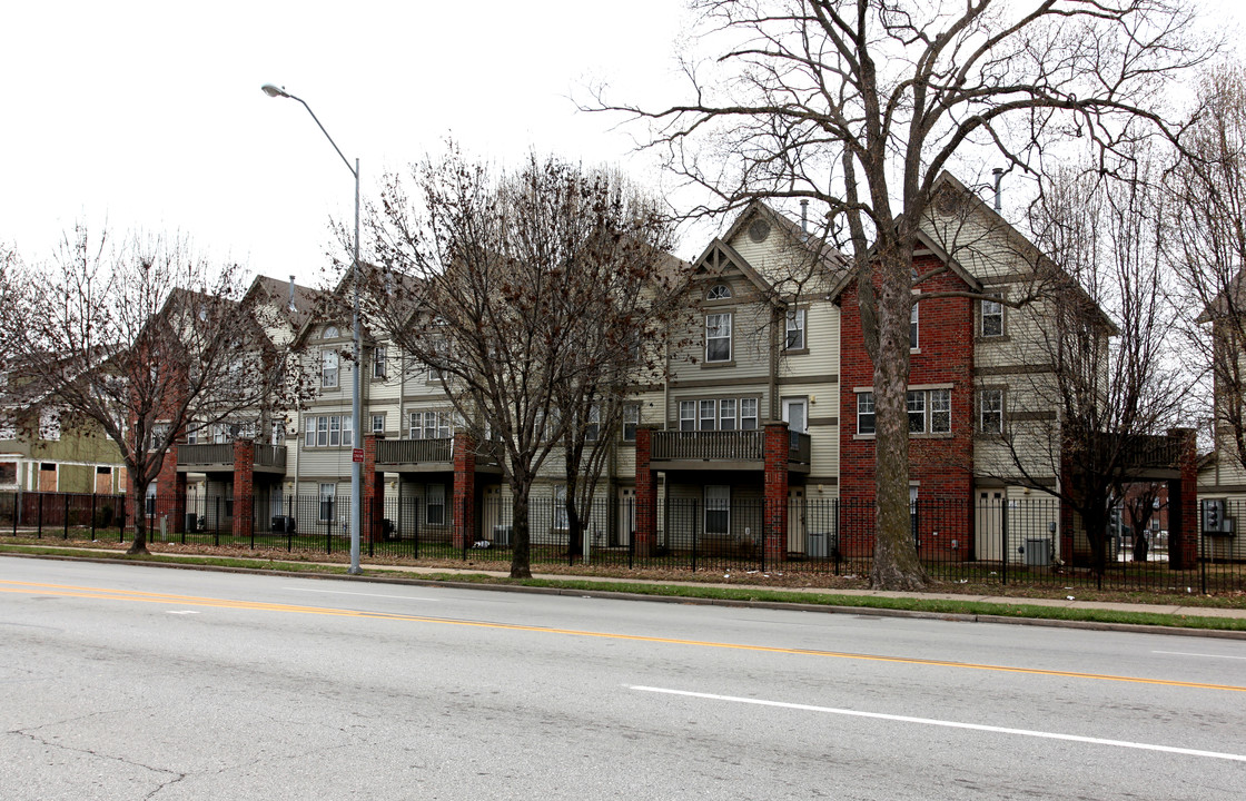 Squire Park Townhomes in Kansas City, MO - Building Photo