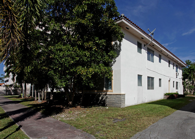 Santillane Apartments in Coral Gables, FL - Foto de edificio - Building Photo