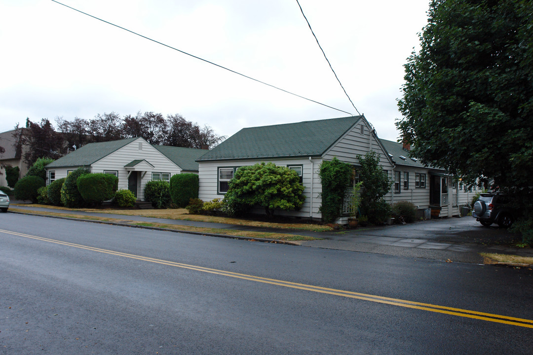 5820-5836 SE Milwaukie Ave in Portland, OR - Building Photo