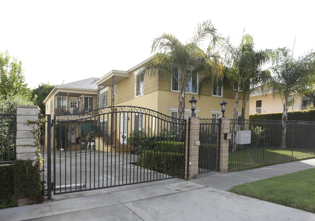 4216 Cahuenga Blvd in North Hollywood, CA - Foto de edificio