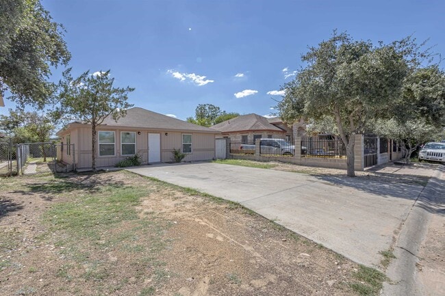 227 Malaga Dr in Laredo, TX - Building Photo - Building Photo
