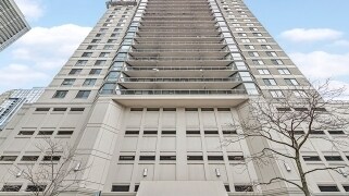 33 W Delaware Pl in Chicago, IL - Building Photo