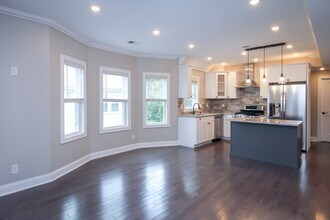 43 Cypress St, Unit 2 in Watertown, MA - Foto de edificio - Building Photo