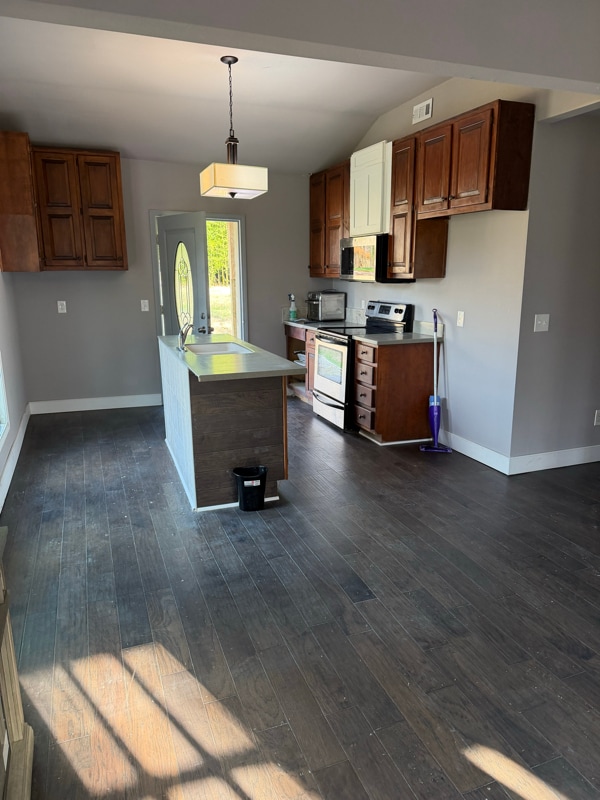 821 Everett Springs Rd in Calhoun, GA - Foto de edificio - Building Photo