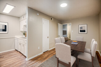 Lakeridge Heights in Dallas, TX - Building Photo - Building Photo