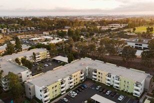 Mira Monte in San Diego, CA - Building Photo