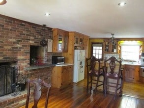 545 Simsbury Rd in Bloomfield, CT - Foto de edificio - Building Photo