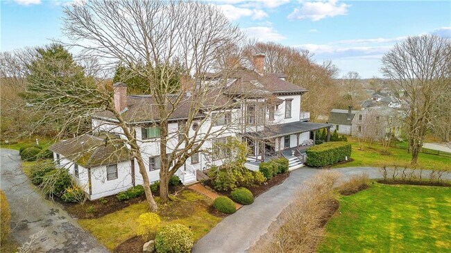 46 Chastellux Ave in Newport, RI - Building Photo - Building Photo