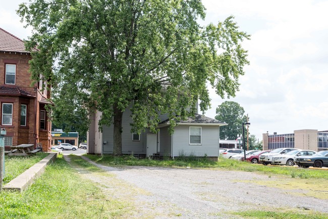 1307 Market Ave N in Canton, OH - Foto de edificio - Building Photo