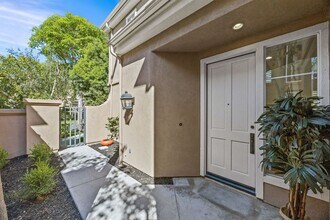 12 Calais in Newport Beach, CA - Foto de edificio - Building Photo