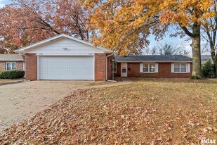 2403 Lynnhaven Dr in Springfield, IL - Building Photo