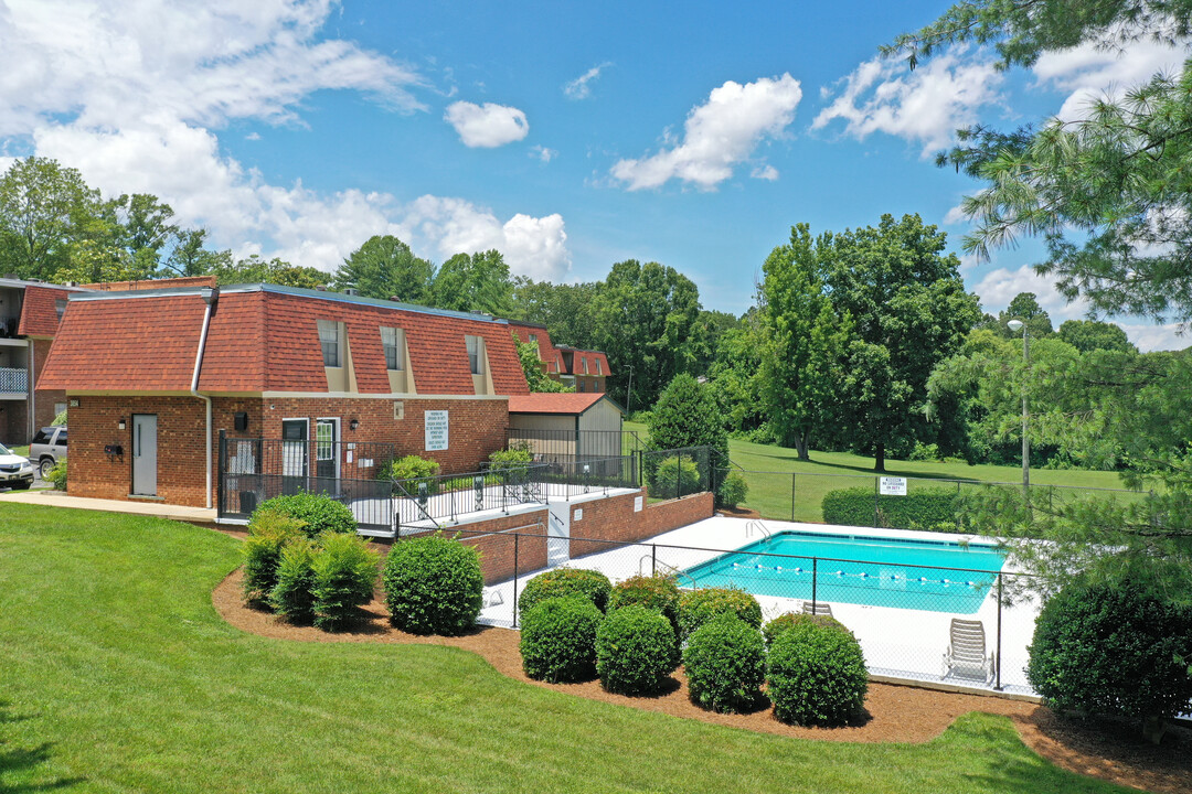 Sedgefield Gardens in Greensboro, NC - Foto de edificio