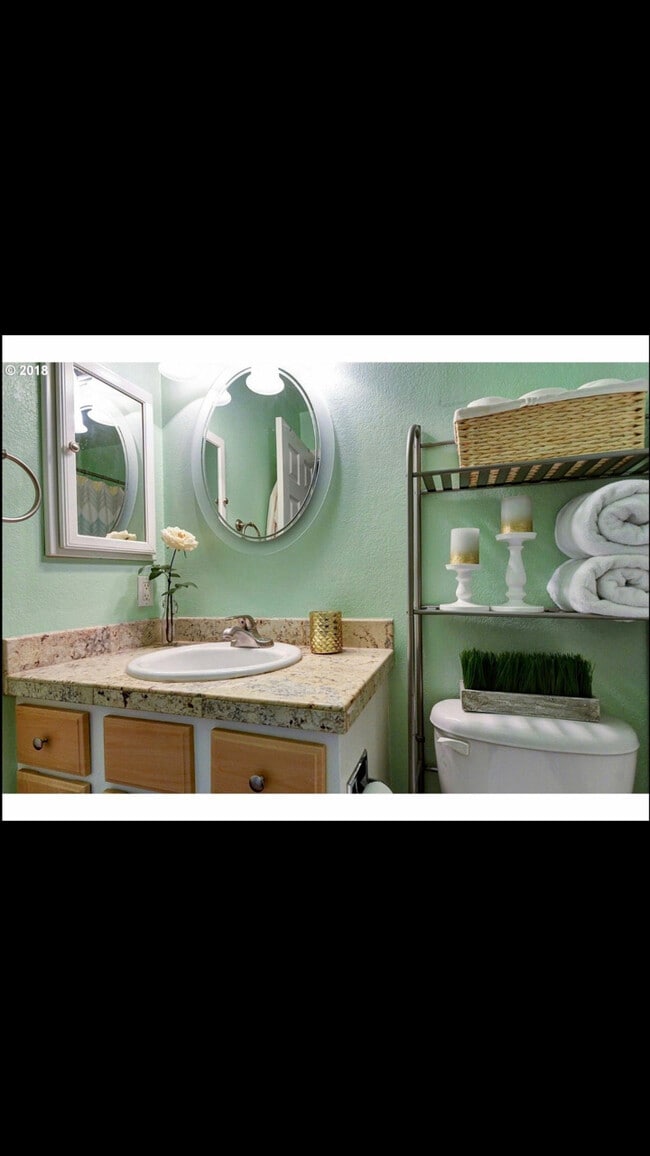 9570 SW 146th Terrace, Unit U4 in Beaverton, OR - Foto de edificio - Building Photo