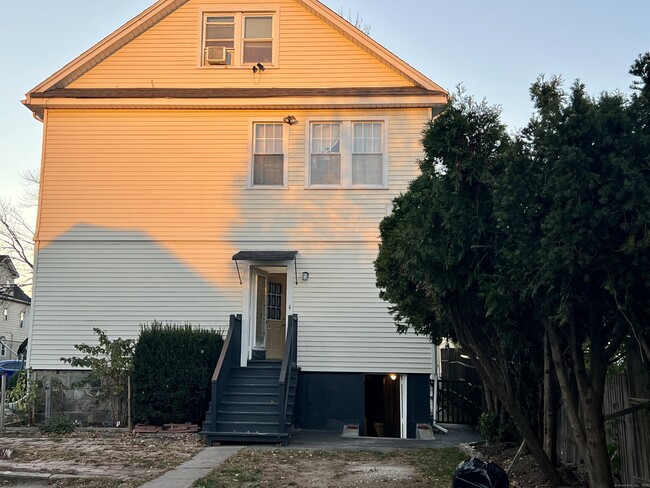 38 Wilson St-Unit -1st floor in Stamford, CT - Foto de edificio - Building Photo