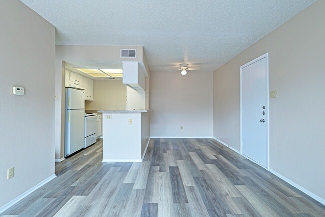 Cherry Creek Crossing Apartments in Austin, TX - Building Photo - Interior Photo