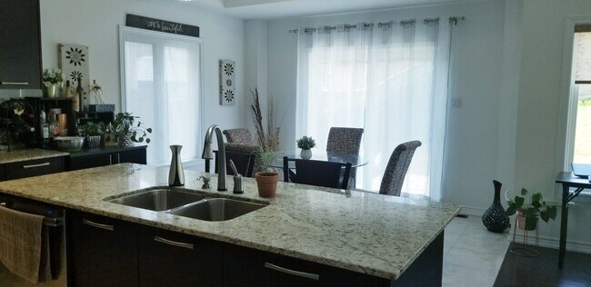 92 Vivian Creek Rd in Mount Albert, ON - Building Photo - Building Photo