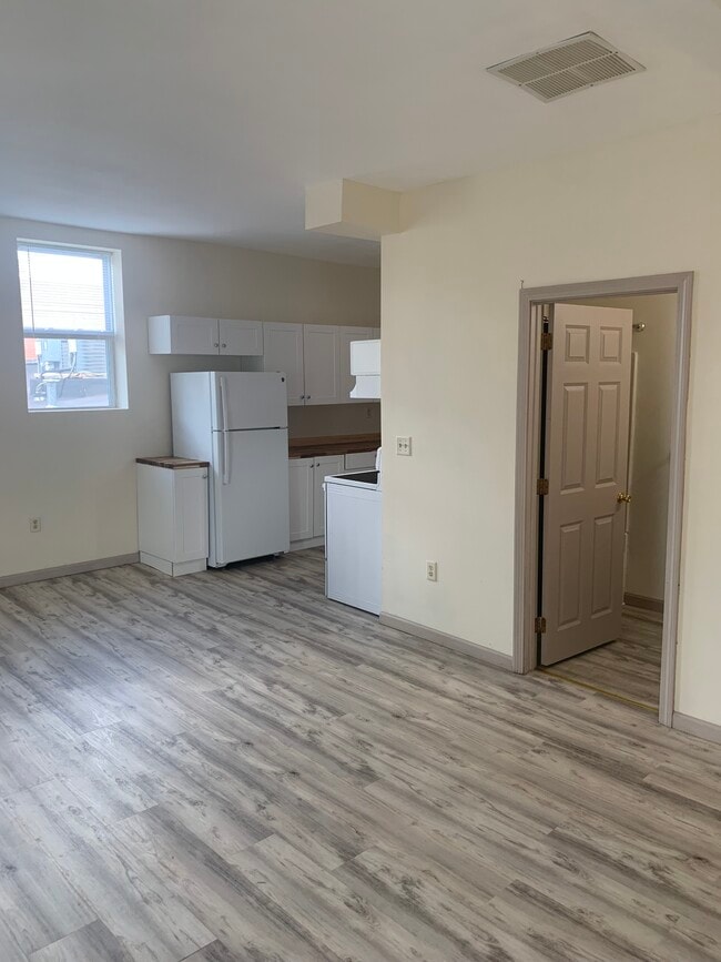 464 Howe Ave, Unit 3A in Shelton, CT - Foto de edificio - Building Photo